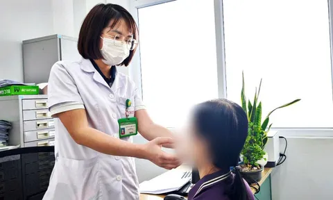 Gắp ký sinh trùng dài 10cm từ mắt người phụ nữ