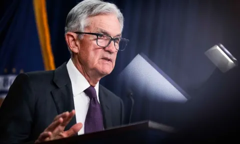Chủ tịch Fed Jerome Powell lên tiếng về tác động thuế quan, tiếp tục khẳng định không vội cắt giảm lãi suất: NHTW như thủ môn đứng trước quả phạt đền