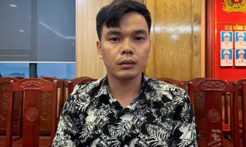Một nhân viên của công ty giao hàng ra đầu thú