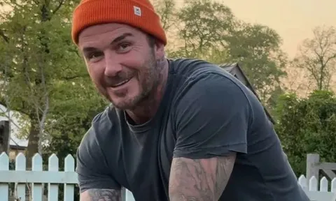 Ngôi sao bóng đá David Beckham bị vợ trêu chọc khi đang làm vườn