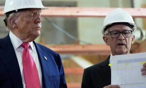 Đích thân đến trụ sở FED, Tổng thống Donald Trump tuyên bố không có ý định sa thải ông Powell