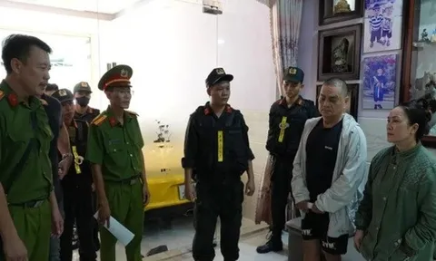 Khám xét nơi ở của nhóm cho vay, công an thu giữ lượng lớn tiền mặt, 8 sổ tiết kiệm 84 tỉ đồng