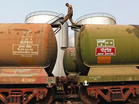 Thừa nhận không thể tăng nhập khẩu dầu Nga mãi mãi, Ấn Độ có động thái mới nhằm hưởng lợi đôi đường