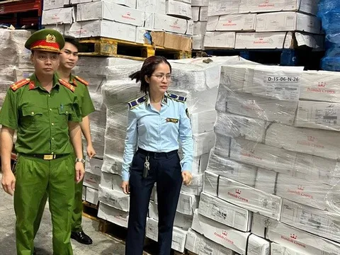 Tạm giữ gần 16 tấn thực phẩm đông lạnh hết hạn sử dụng